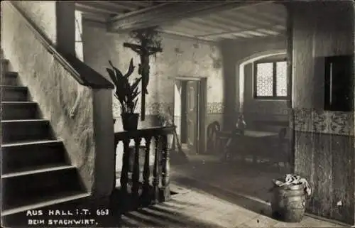 Foto Ak Hall Tirol Österreich, Beim Stachwirt, Treppen, Tisch, Jesuskreuz