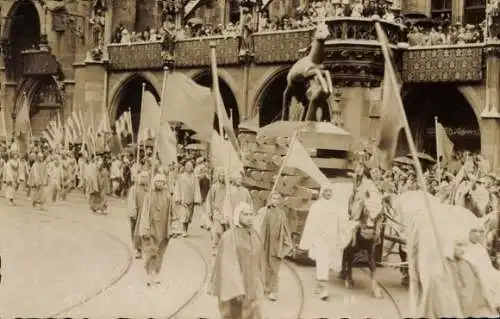 Foto Ak München Bayern, Festzug, Festwagen, kostümierte Menschen