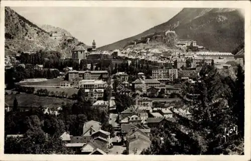 Ak Briançon Briancon Hautes-Alpes, Gesamtansicht und die Straße