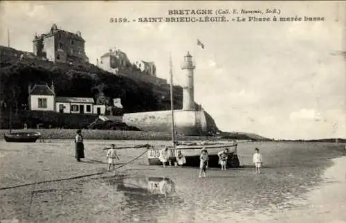Ak Saint Brieuc Côtes d'Armor, Der Leuchtturm bei Ebbe
