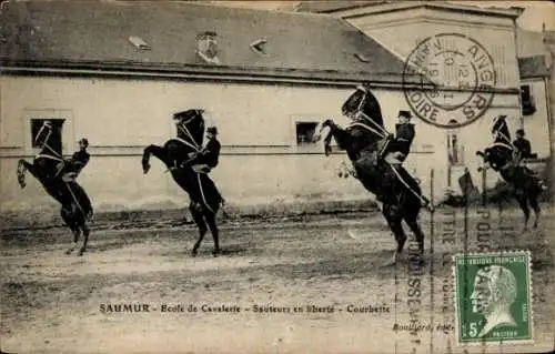 Ak Saumur Maine et Loire, Kavallerieschule, Freispringer, Courbette