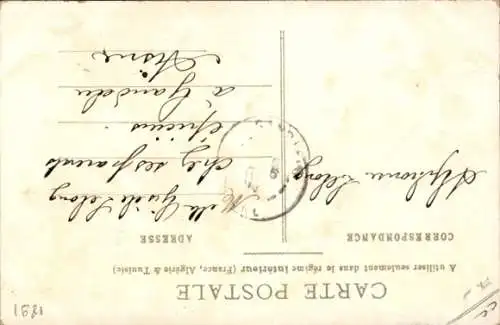 Ak Kätzchen beobachtet eine Libelle