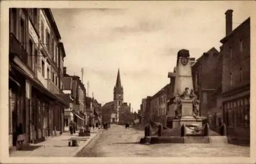 Ak Livarot Calvados, Rue du Marechal Foch, Kriegsdenkmal