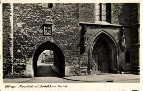 Ak Göttingen in Niedersachsen, Marienkirche, Durchblick zur Neustadt, Torbogen, Wappen