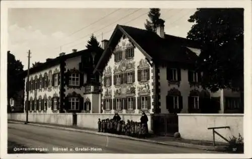 Ak Oberammergau, Nonnen mit einer Kleinkindergruppe vor Hänsel und Gretel Heim