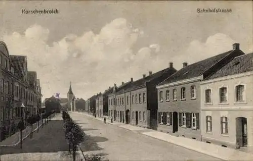 Ak Korschenbroich am Niederrhein, Bahnhofstraße, Blick zur Kirche, Wohnhäuser