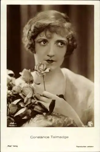 Ak Schauspielerin Constance Talmadge, Blumen Portrait, Ross Verlag