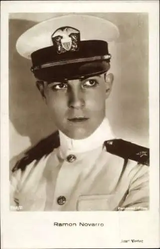 Ak Schauspieler Ramon Novarro, Portrait, Uniform, Iris Verlag