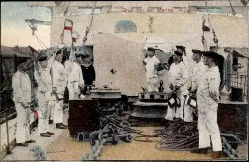 Ak Deutsche Seeleute beim Signaldienst an Deck eines Schiffes, Marine
