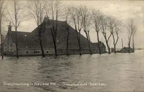 Ak Friesland Niederlande, überschwemmter Bauernhof 1910