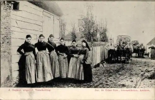 Ak Terschelling Friesland Niederlande, Frauengruppe in Tracht, Kutschen