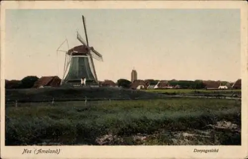 Ak Nes Ameland Fryslân Niederlande, Mühle mit Blick auf das Dorf