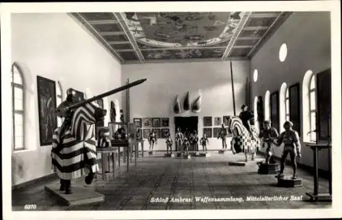 Ak Amras Innsbruck in Tirol, Schloss Ambras, Waffensammlung, Mittelalterlicher Saal