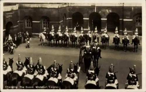 Ak City of Westminster London England, Whitehall, Wachablösung