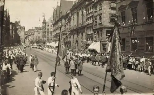 Foto Ak München, Festzug, Fahnenträger