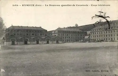 Ak Evreux Eure, Le Nouveau quartier de Cavalerie, Cour interieure