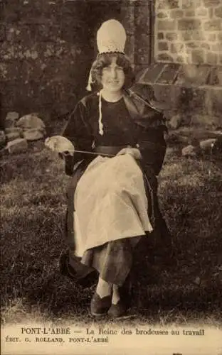 Ak Pont l'Abbé Finistère, Stickerin in Tracht