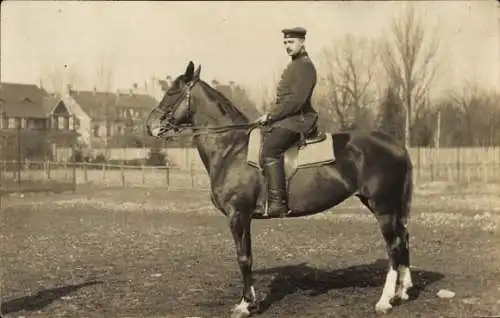 Foto Ak Deutscher Soldat in Uniform auf einem Pferd