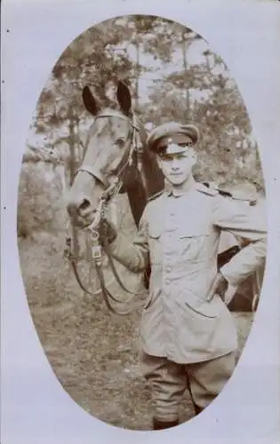 Foto Ak Deutscher Soldat in Uniform, Standportrait mit Pferd, Lt. W. Keyser, Hindenburglager, 1917