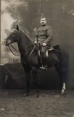 Foto Ak Soldat in Uniform auf einem Pferd