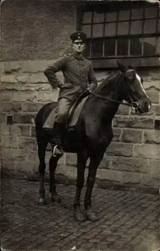 Foto Ak Soldat in Uniform auf einem Pferd, Petite Madam