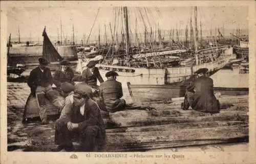 Ak Douarnenez Finistère, Hafen, Fischer
