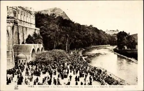 Ak Lourdes Hautes Pyrénées, La Fouls des Prelims se rendant a la Grotte Miraculeuse
