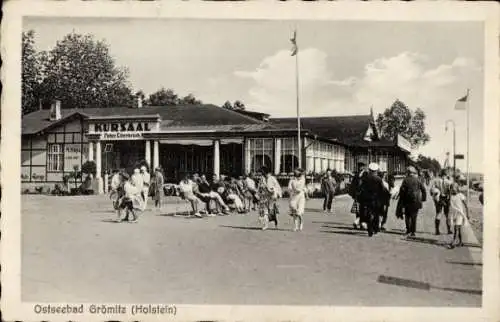 Ak Ostseebad Grömitz in Holstein, Kursaal, Promenade, Spaziergänger