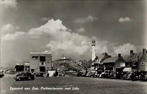 Ak Egmond aan Zee Nordholland Niederlande, Parkplatz mit Lido, Leuchtturm