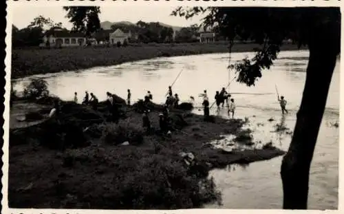Foto Ak Vietnam?, Menschen im Wasser, Fluss