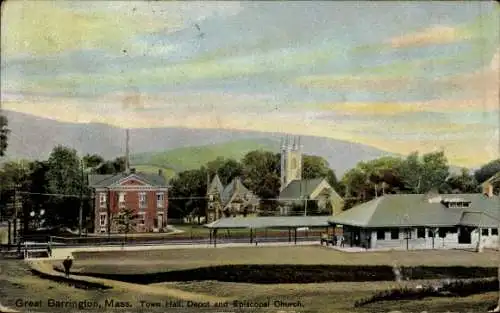 Ak Massachusetts USA, Great Barrington, Rathaus, Depot und Episkopalkirche