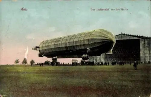 Ak Metz Moselle, Das Luftschiff vor der Halle, Zeppelin