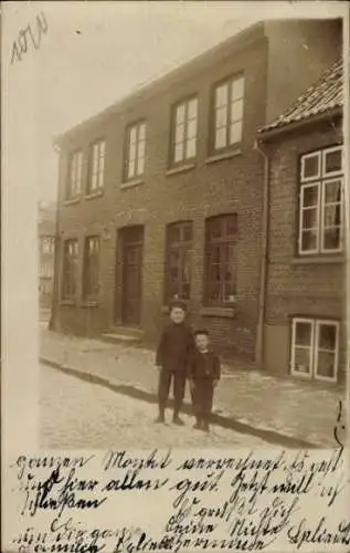 Foto Ak Elmshorn in Holstein, Kinder am Backsteinhaus