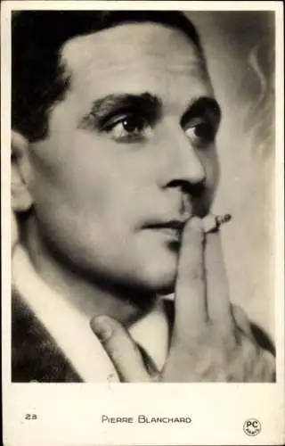 Ak Schauspieler Pierre Blanchar, Zigarette rauchend, Portrait