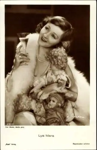 Ak Schauspielerin Lya Mara, Portrait mit Sektglas, Ross Verlag 4180 1, Puppen