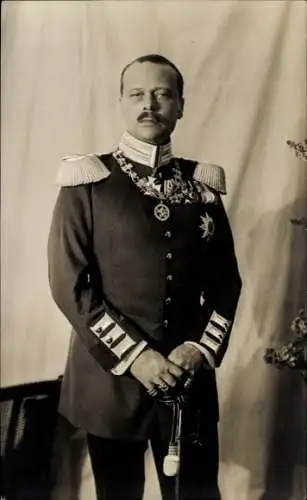 Ak Großherzog Ernst Ludwig von Hessen Darmstadt, Standportrait, Uniform, Orden