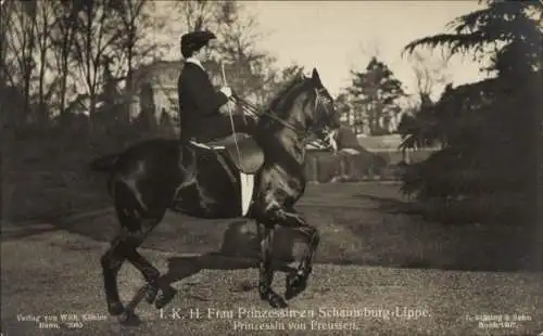 Foto Ak Prinzessin zu Schaumburg-Lippe, Prinzessin von Preussen, Pferd