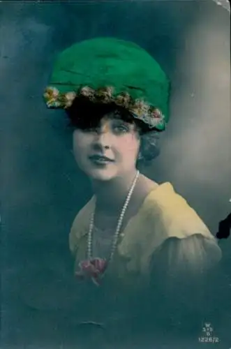 Echthaar Ak Frau mit Perlenkette, Portrait