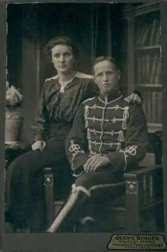 Kabinett Foto Hamburg, Deutscher Soldat in Uniform mit Frau, Husar