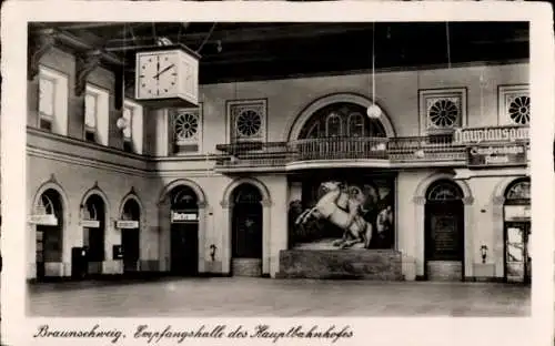 Ak Braunschweig in Niedersachsen, Empfangshalle des Hauptbahnhofes, Bahnhofsuhr, Schalter