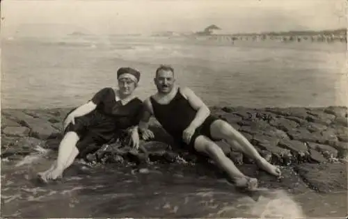 Foto Ak Norderney in Ostfriesland, Zwei Badegäste in Badekleidern am Strand