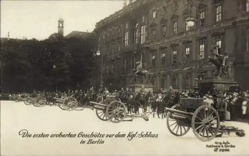 Ak Berlin Mitte, Eroberte Geschütze vor dem Stadtschloss