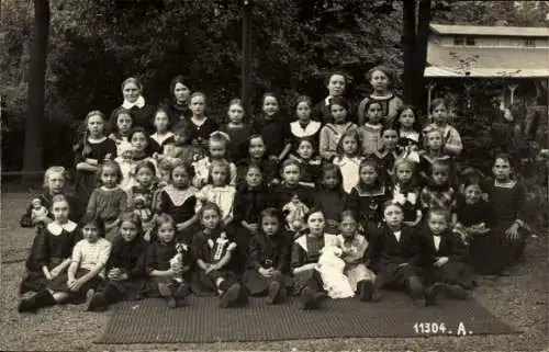 Foto Ak Bad Sassendorf in Westfalen, Gruppenbild, Mädchen mit Puppen