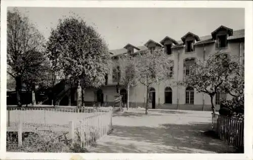 Ak Aurillac Cantal, Sie Famille Institution, Gebäude am unteren Rand des Geheges