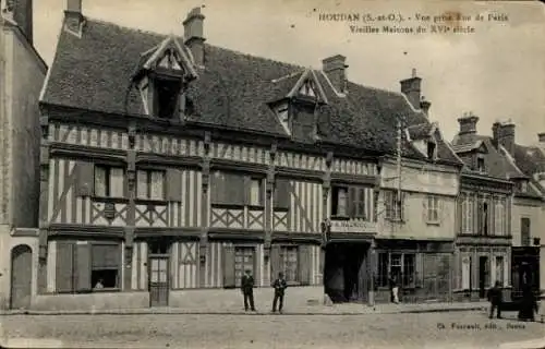 Ak Houdan Yvelines, Blick auf die Rue de Paris, alte Häuser aus dem 16. Jahrhundert