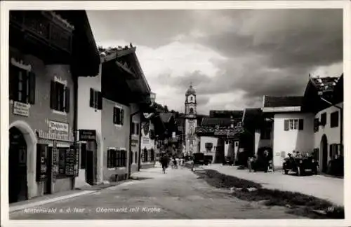 Ak Mittenwald in Oberbayern, Obermarkt mit Kirche, Auto