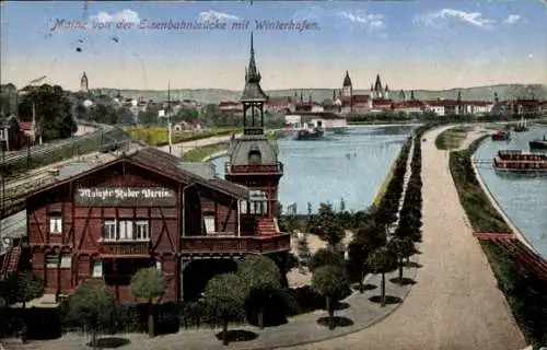 Ak Mainz am Rhein, Panorama von der Eisenbahnbrücke mit Winterhafen, Bootshaus Mainzer Ruderverein