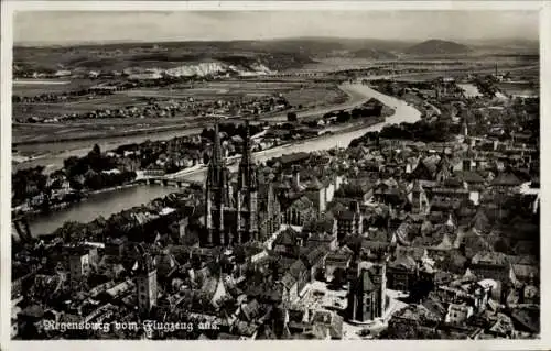 Ak Regensburg an der Donau Oberpfalz, Gesamtansicht, Kirche, Fliegeraufnahme