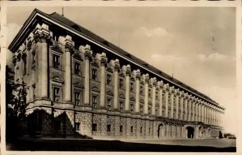 Ak Praha Prag Tschechien, Straßenpartie am Tschernin Palais, Fassade