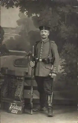 Foto Ak Deutscher Soldat in Uniform, Wehrmann Käsbach, Standportrait, Ausrüstung, Feldzug 1914, Metz